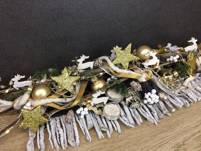 Tischdeko Tischgesteck Tischschmuck Gesteck 20er LED Lichterkette Wunschfarbe Advent Adventskranz Weihnachtlich Hirsch Band Kugeln – handgemacht aus Seiden- und Kunstblumen, langlebig & pflegeleicht von SarahsFlowerStudio