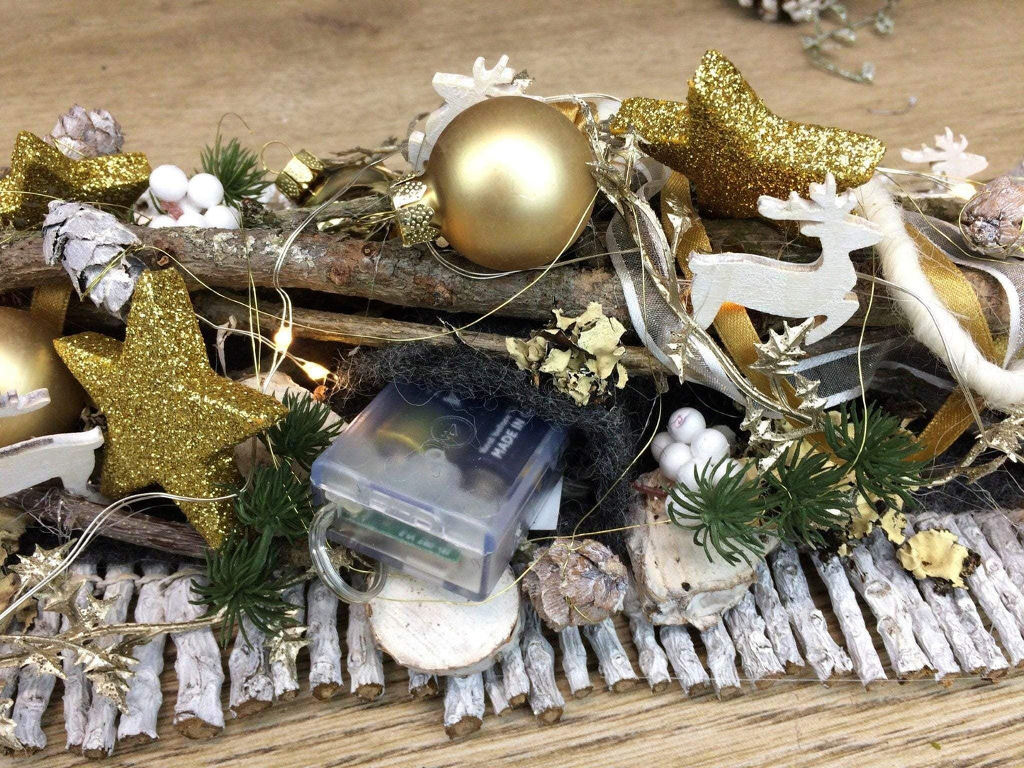 Tischdeko Tischgesteck Tischschmuck Gesteck 20er LED Lichterkette Wunschfarbe Advent Adventskranz Weihnachtlich Hirsch Band Kugeln – handgemacht aus Seiden- und Kunstblumen, langlebig & pflegeleicht von SarahsFlowerStudio
