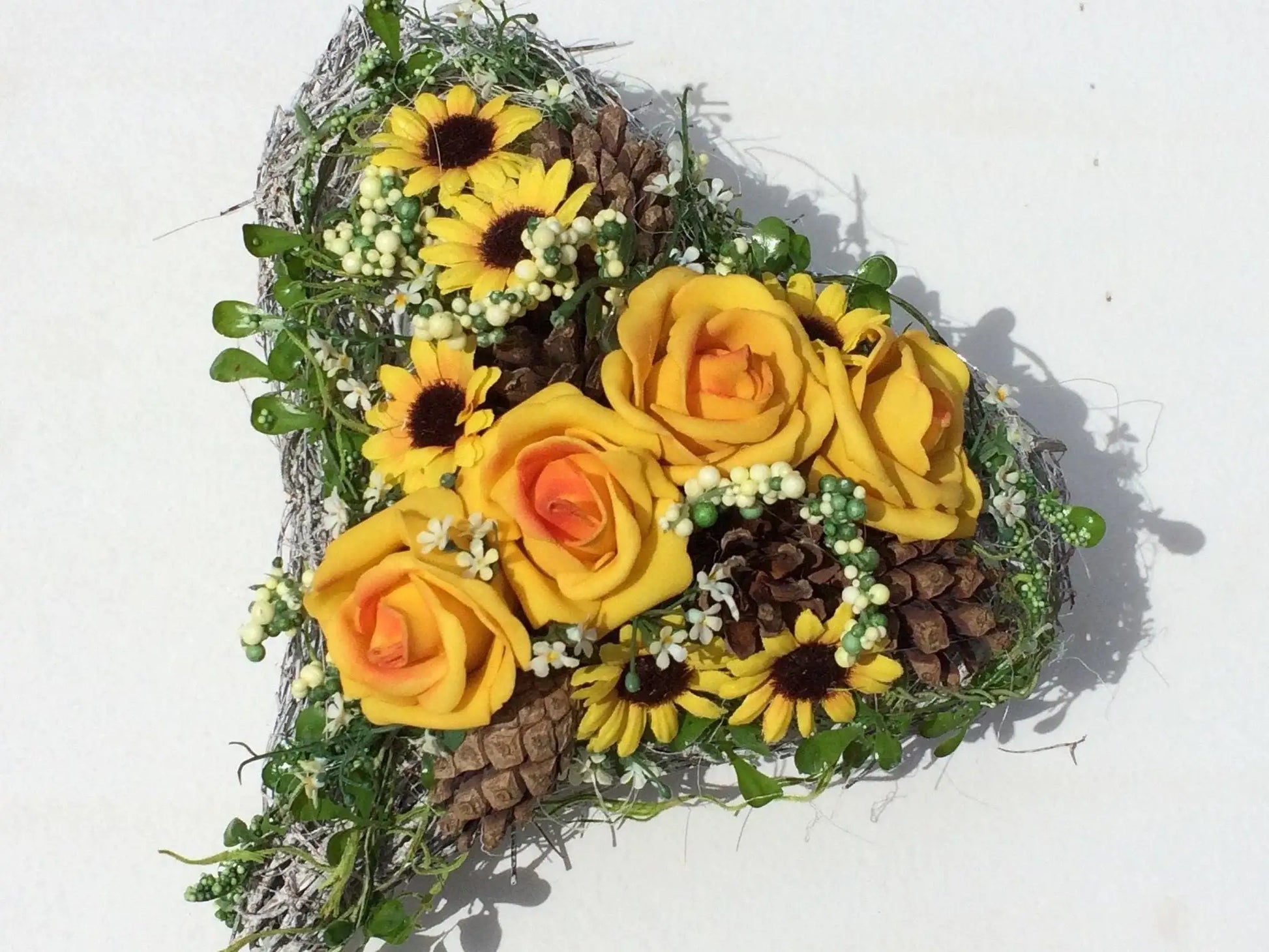 Grabgesteck Grabschmuck Rosen Sonnenblumen Zapfen Beeren Schleierkraut Tillansie Herz Grabdeko Grabdekoration – handgemacht aus Seiden- und Kunstblumen, langlebig & pflegeleicht von SarahsFlowerStudio