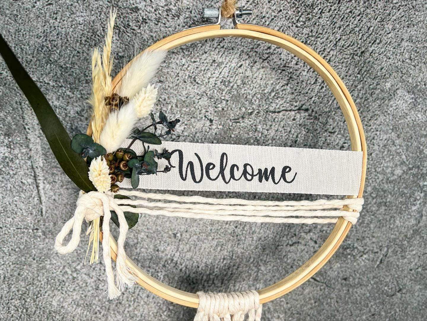 Türkranz Kranz Ring Stickring Eukalyptus Gräser Wandkranz Trockenblumen Hoop – handgemacht aus Seiden- und Kunstblumen, langlebig & pflegeleicht von SarahsFlowerStudio