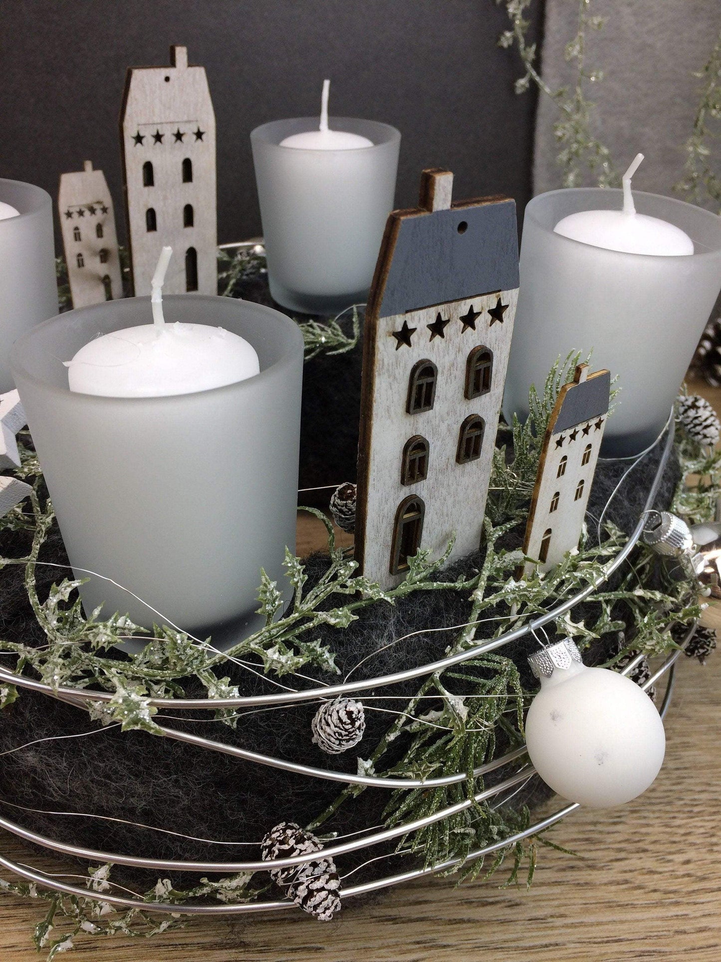 Adventskranz Adventskalender Gläser Häuser Sterne Kugeln Kerzen Tanne Filz Modern Natürlich Getrocknet Künstlich Haltbar – handgemacht aus Seiden- und Kunstblumen, langlebig & pflegeleicht von SarahsFlowerStudio