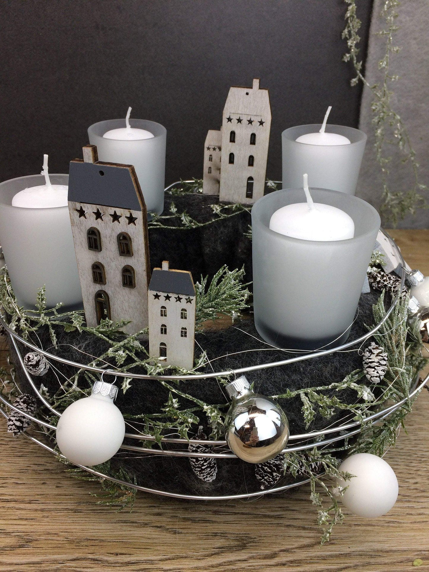 Adventskranz Adventskalender Gläser Häuser Sterne Kugeln Kerzen Tanne Filz Modern Natürlich Getrocknet Künstlich Haltbar – handgemacht aus Seiden- und Kunstblumen, langlebig & pflegeleicht von SarahsFlowerStudio