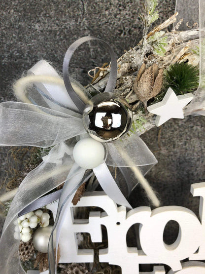 Türkranz Frohes Fest Türschmuck Weihnachten Weidenkranz Zapfen Kugeln Stern Apfel Knöpfe Tanne Band Modern – handgemacht aus Seiden- und Kunstblumen, langlebig & pflegeleicht von SarahsFlowerStudio