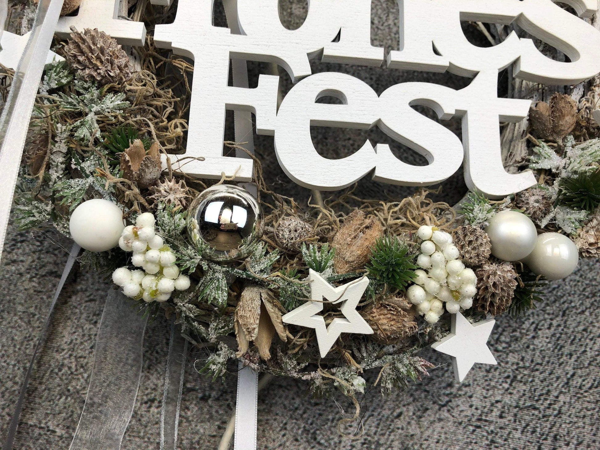 Türkranz Frohes Fest Türschmuck Weihnachten Weidenkranz Zapfen Kugeln Stern Apfel Knöpfe Tanne Band Modern – handgemacht aus Seiden- und Kunstblumen, langlebig & pflegeleicht von SarahsFlowerStudio