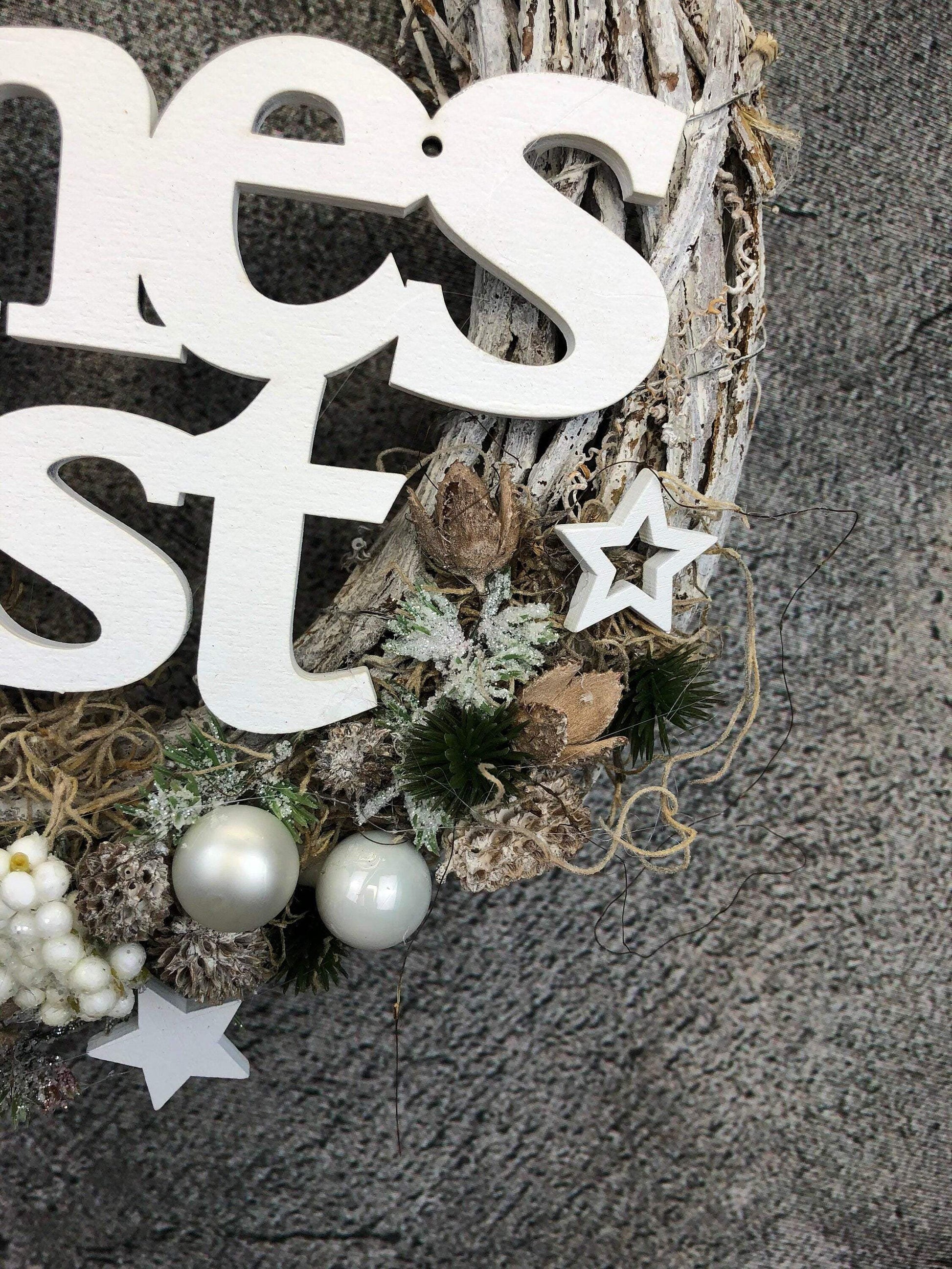 Türkranz Frohes Fest Türschmuck Weihnachten Weidenkranz Zapfen Kugeln Stern Apfel Knöpfe Tanne Band Modern – handgemacht aus Seiden- und Kunstblumen, langlebig & pflegeleicht von SarahsFlowerStudio