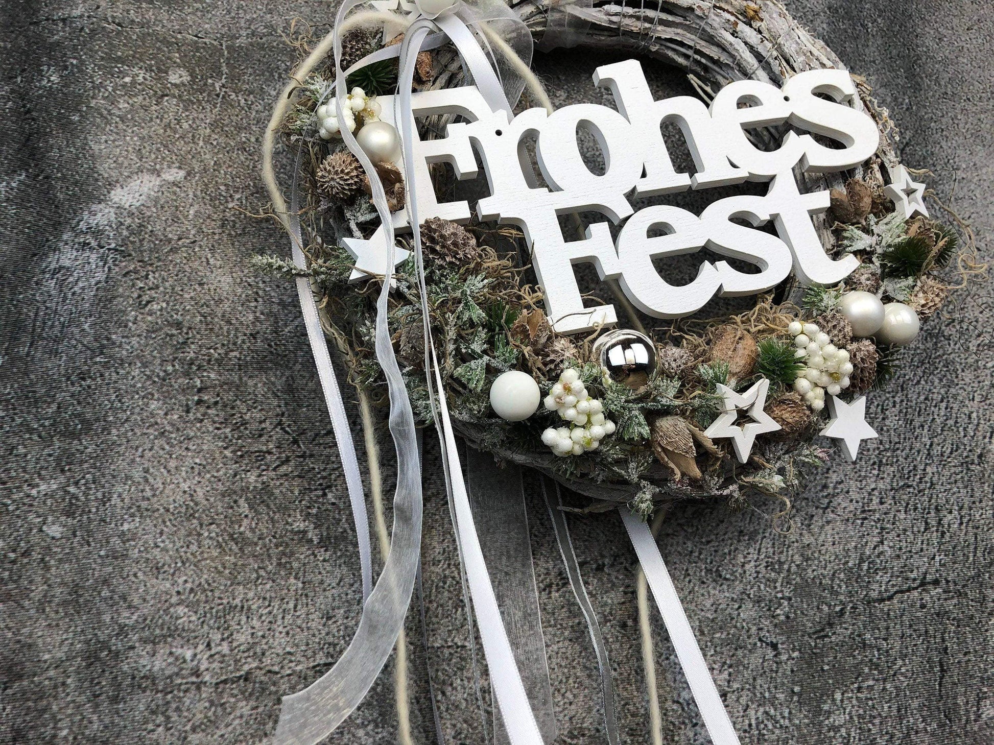 Türkranz Frohes Fest Türschmuck Weihnachten Weidenkranz Zapfen Kugeln Stern Apfel Knöpfe Tanne Band Modern – handgemacht aus Seiden- und Kunstblumen, langlebig & pflegeleicht von SarahsFlowerStudio