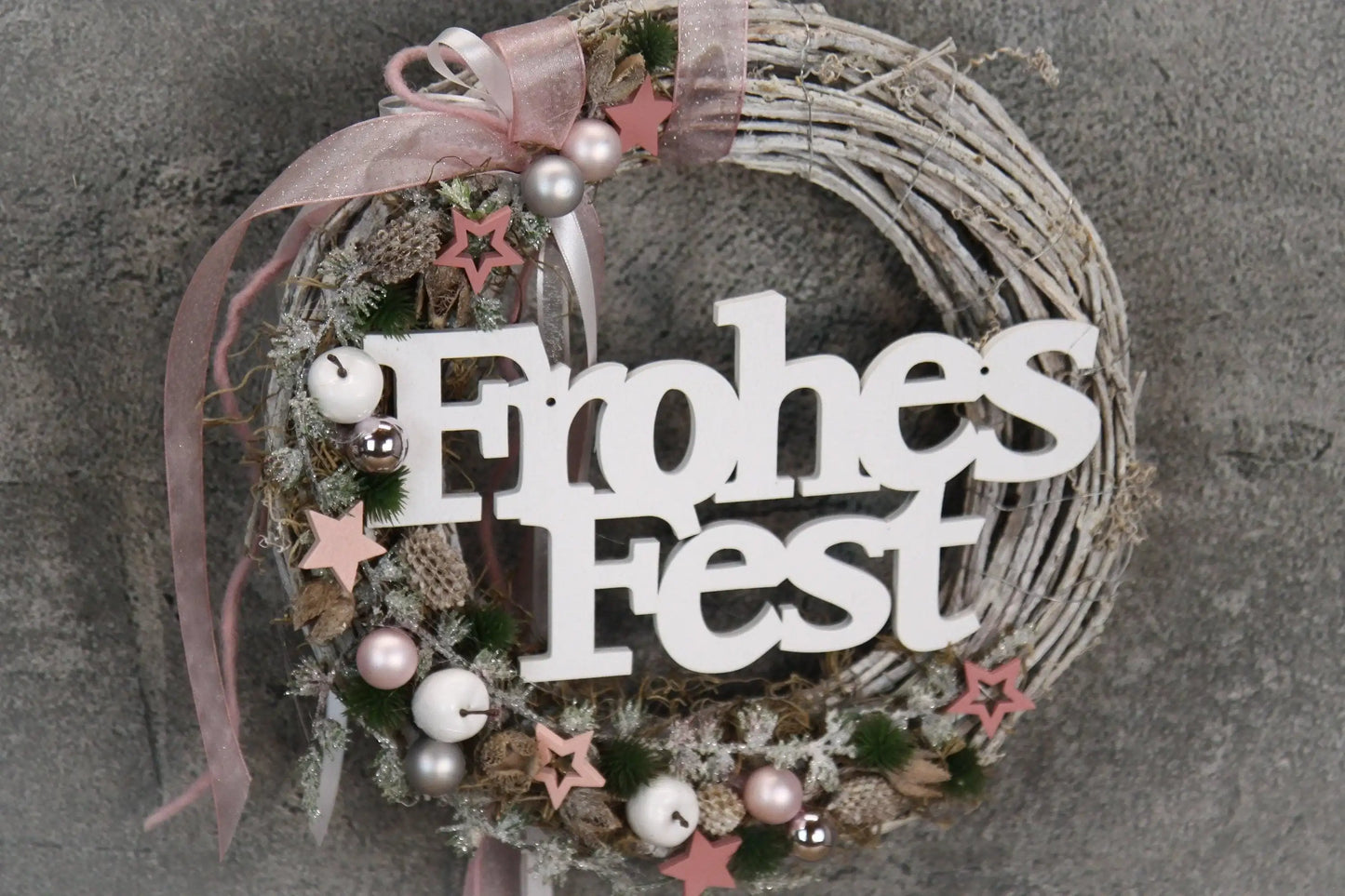 Türkranz Frohes Fest Türschmuck Weihnachten Weidenkranz Zapfen Kugeln Stern Apfel Knöpfe Tanne Band Modern – handgemacht aus Seiden- und Kunstblumen, langlebig & pflegeleicht von SarahsFlowerStudio