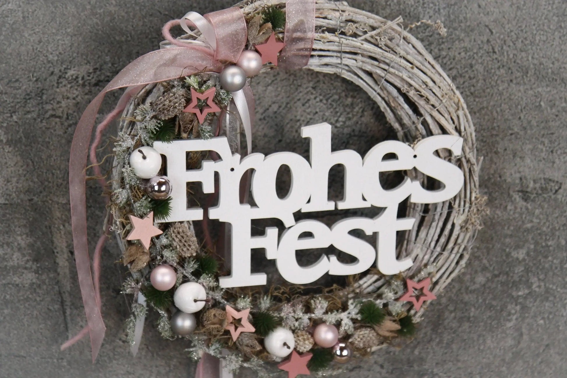 Türkranz Frohes Fest Türschmuck Weihnachten Weidenkranz Zapfen Kugeln Stern Apfel Knöpfe Tanne Band Modern – handgemacht aus Seiden- und Kunstblumen, langlebig & pflegeleicht von SarahsFlowerStudio