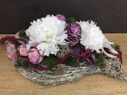 Grabgesteck Grabschmuck Allerheiligen Totensonntag Nelken Exoten Zapfen Gesteck Grab – handgemacht aus Seiden- und Kunstblumen, langlebig & pflegeleicht von SarahsFlowerStudio