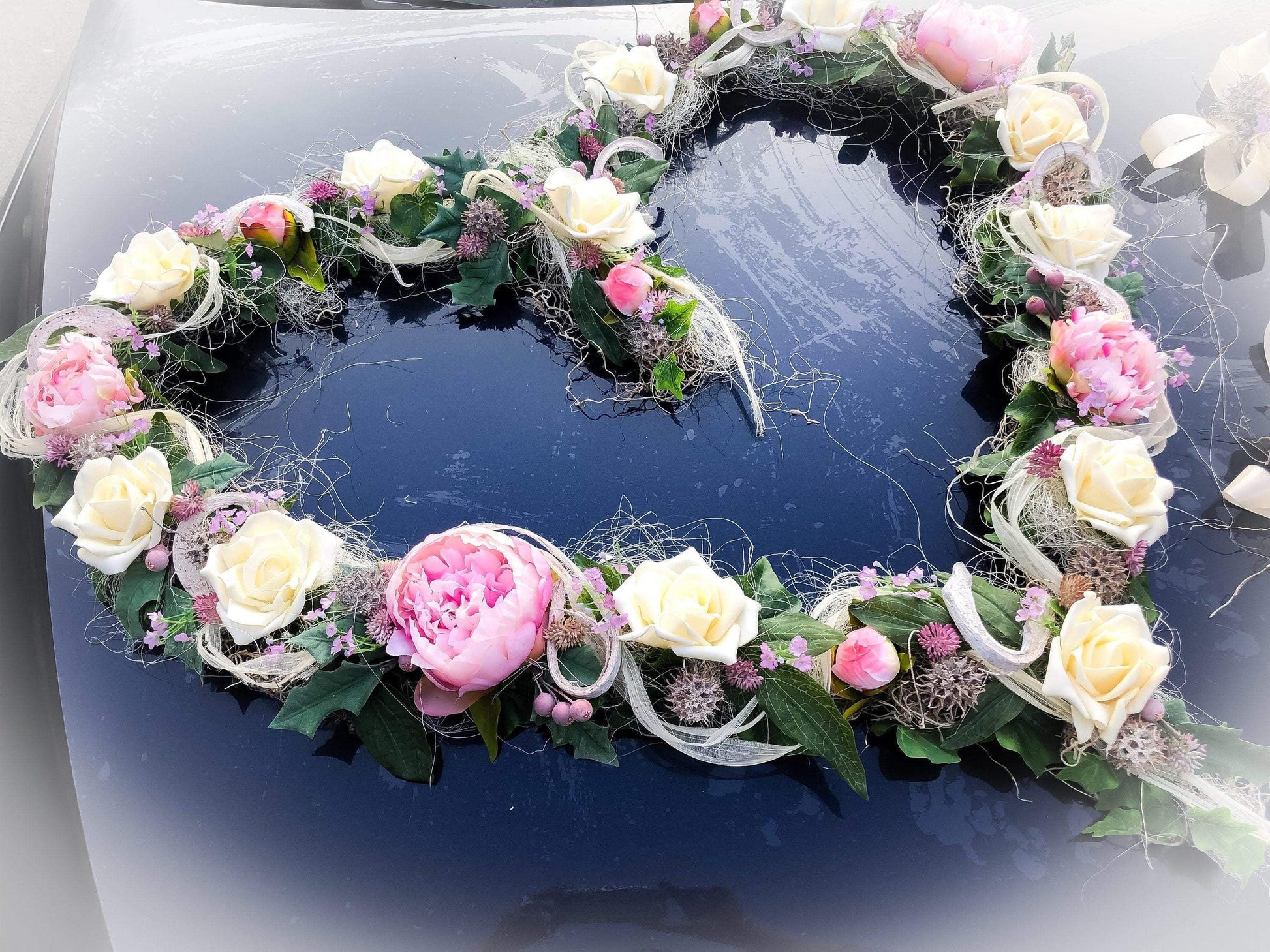 Autoschmuck Set 3 Teilig Herz und Schleifen Autodekoration Autoblumenschmuck Gesteck Hochzeit Pfingstrosen Rose Efeu Schleifen Modern Edel – handgemacht aus Seiden- und Kunstblumen, langlebig & pflegeleicht von SarahsFlowerStudio
