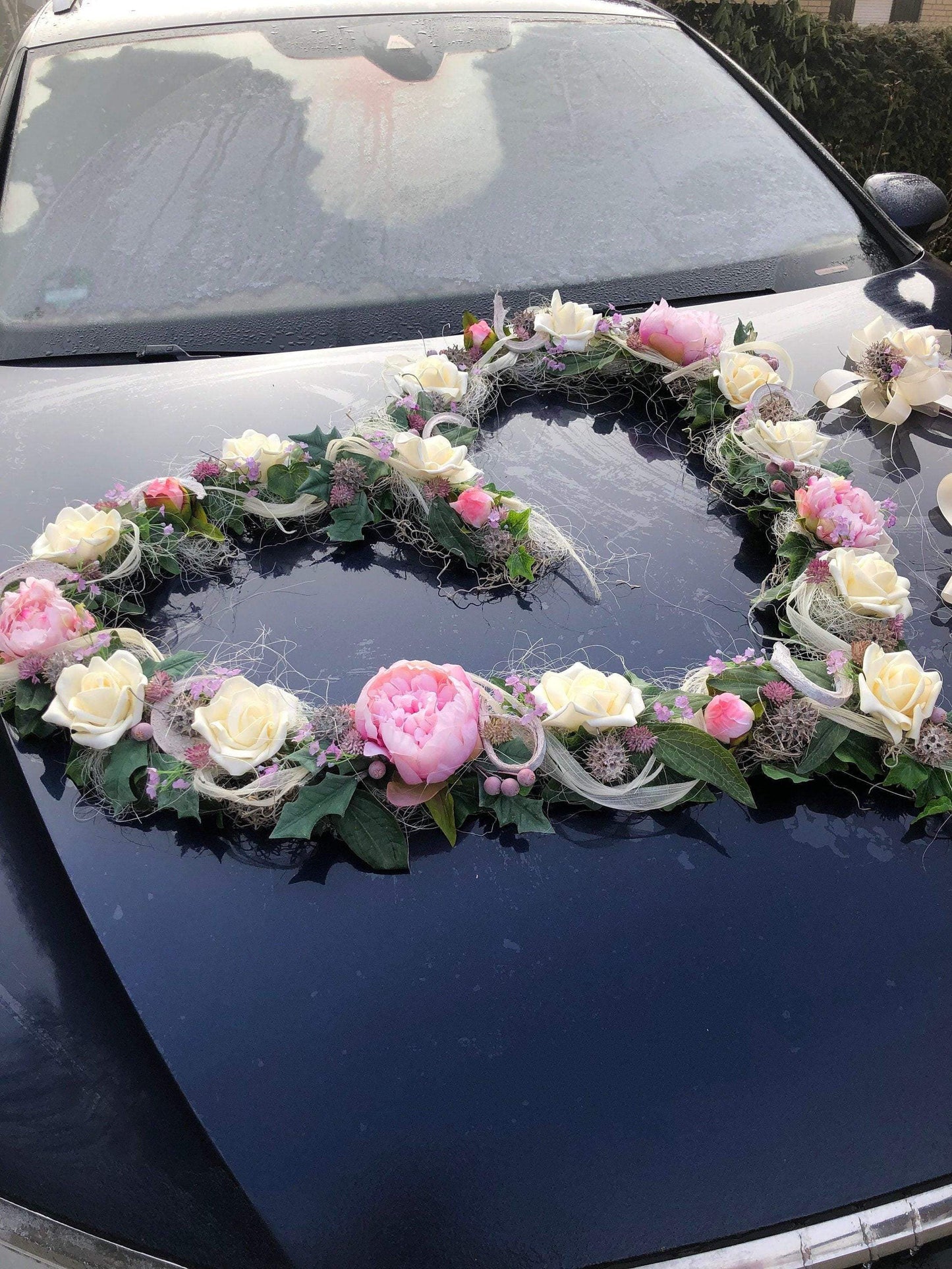 Autoschmuck Set 3 Teilig Herz und Schleifen Autodekoration Autoblumenschmuck Gesteck Hochzeit Pfingstrosen Rose Efeu Schleifen Modern Edel – handgemacht aus Seiden- und Kunstblumen, langlebig & pflegeleicht von SarahsFlowerStudio
