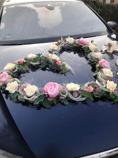 Autoschmuck Set 3 Teilig Herz und Schleifen Autodekoration Autoblumenschmuck Gesteck Hochzeit Pfingstrosen Rose Efeu Schleifen Modern Edel – handgemacht aus Seiden- und Kunstblumen, langlebig & pflegeleicht von SarahsFlowerStudio