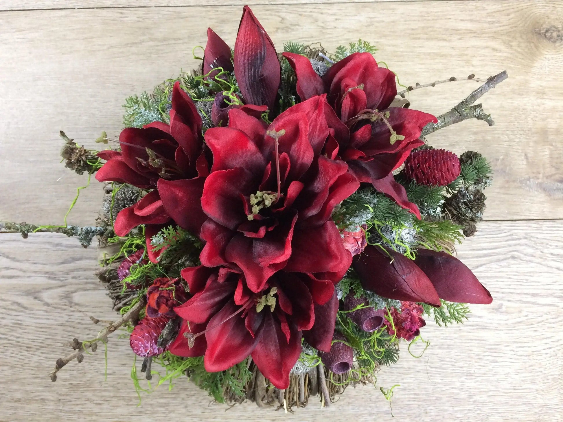 Grabgesteck Allerheiligen 32cm Christiane Grabschmuck Amaryllis Rot Grabdeko Grabdekoration – handgemacht aus Seiden- und Kunstblumen, langlebig & pflegeleicht von SarahsFlowerStudio