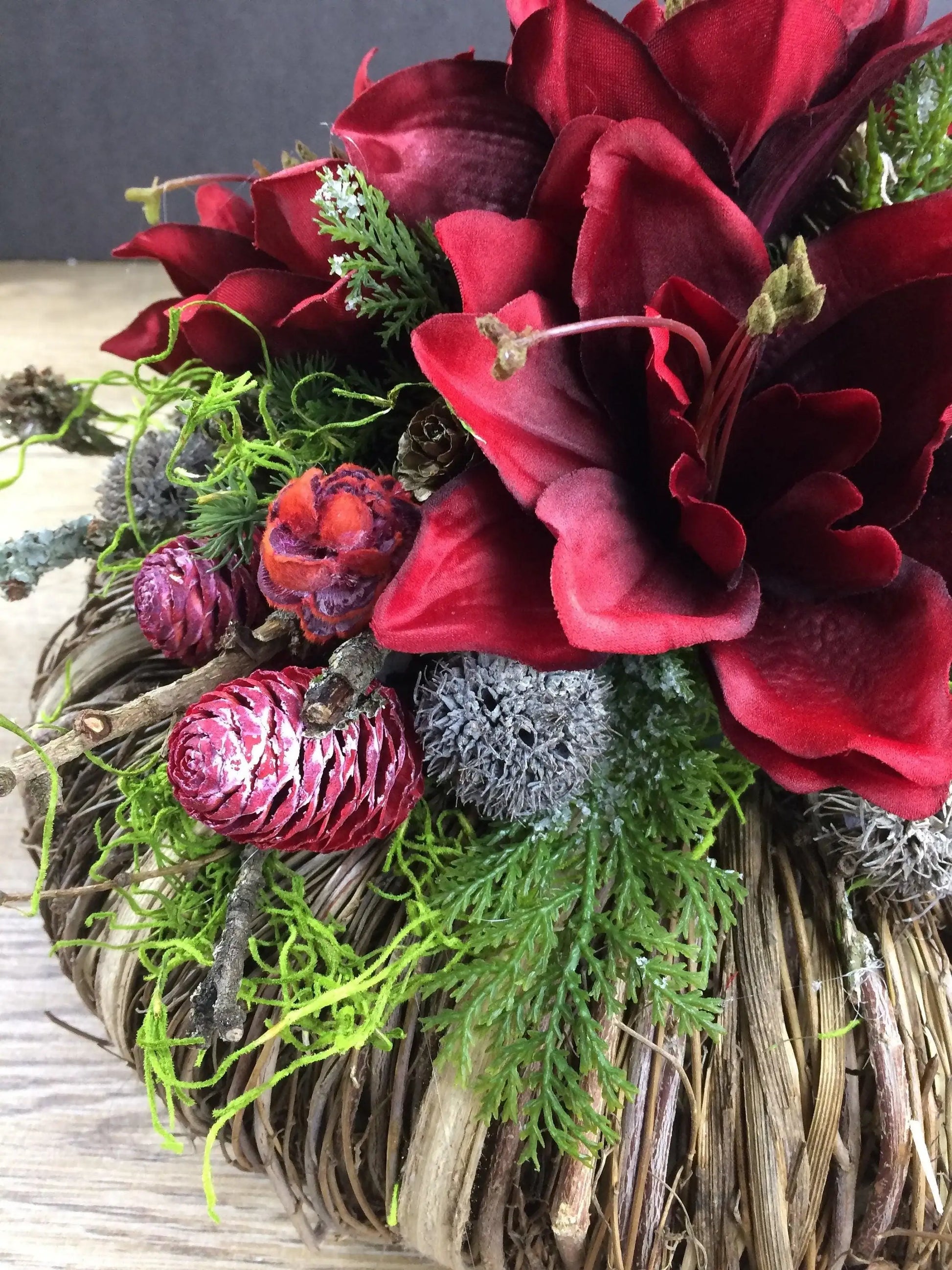Grabgesteck Allerheiligen 32cm Christiane Grabschmuck Amaryllis Rot Grabdeko Grabdekoration – handgemacht aus Seiden- und Kunstblumen, langlebig & pflegeleicht von SarahsFlowerStudio