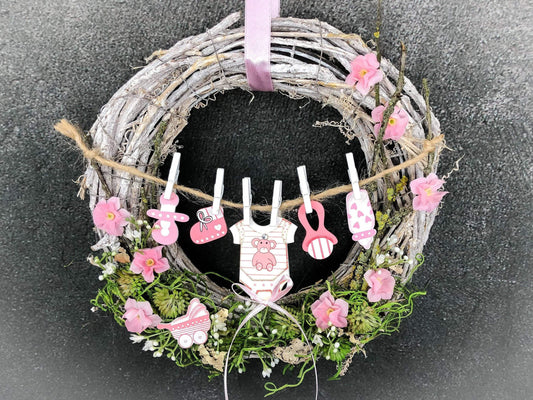 Türkranz Türdeko Türschmuck Geburt Wäscheleine Schnuller Trinkflasche Rassel Body Strampler Modern ganzjährig Tür Geschenk zur Geburt – handgemacht aus Seiden- und Kunstblumen, langlebig & pflegeleicht von SarahsFlowerStudio