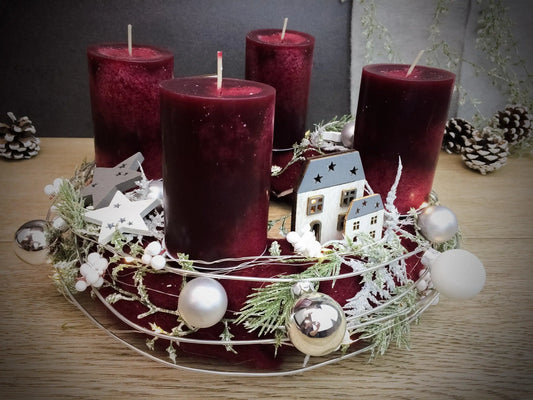 Adventskranz Adventskalender LED Lichterkette Häuser Große Kerzen Kugeln Sterne Tanne Silberdraht – handgemacht aus Seiden- und Kunstblumen, langlebig & pflegeleicht von SarahsFlowerStudio