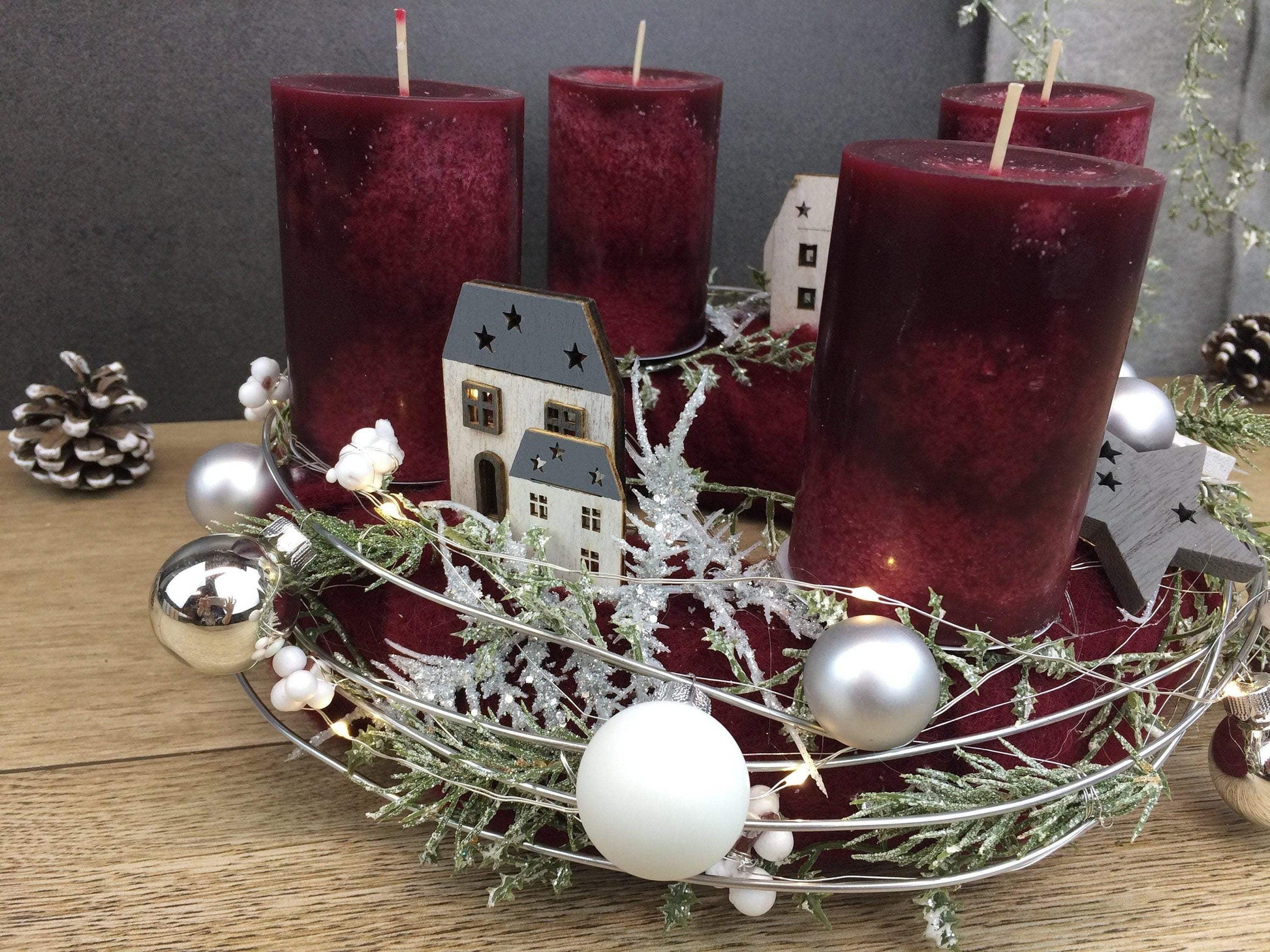 Adventskranz Adventskalender LED Lichterkette Häuser Große Kerzen Kugeln Sterne Tanne Silberdraht – handgemacht aus Seiden- und Kunstblumen, langlebig & pflegeleicht von SarahsFlowerStudio