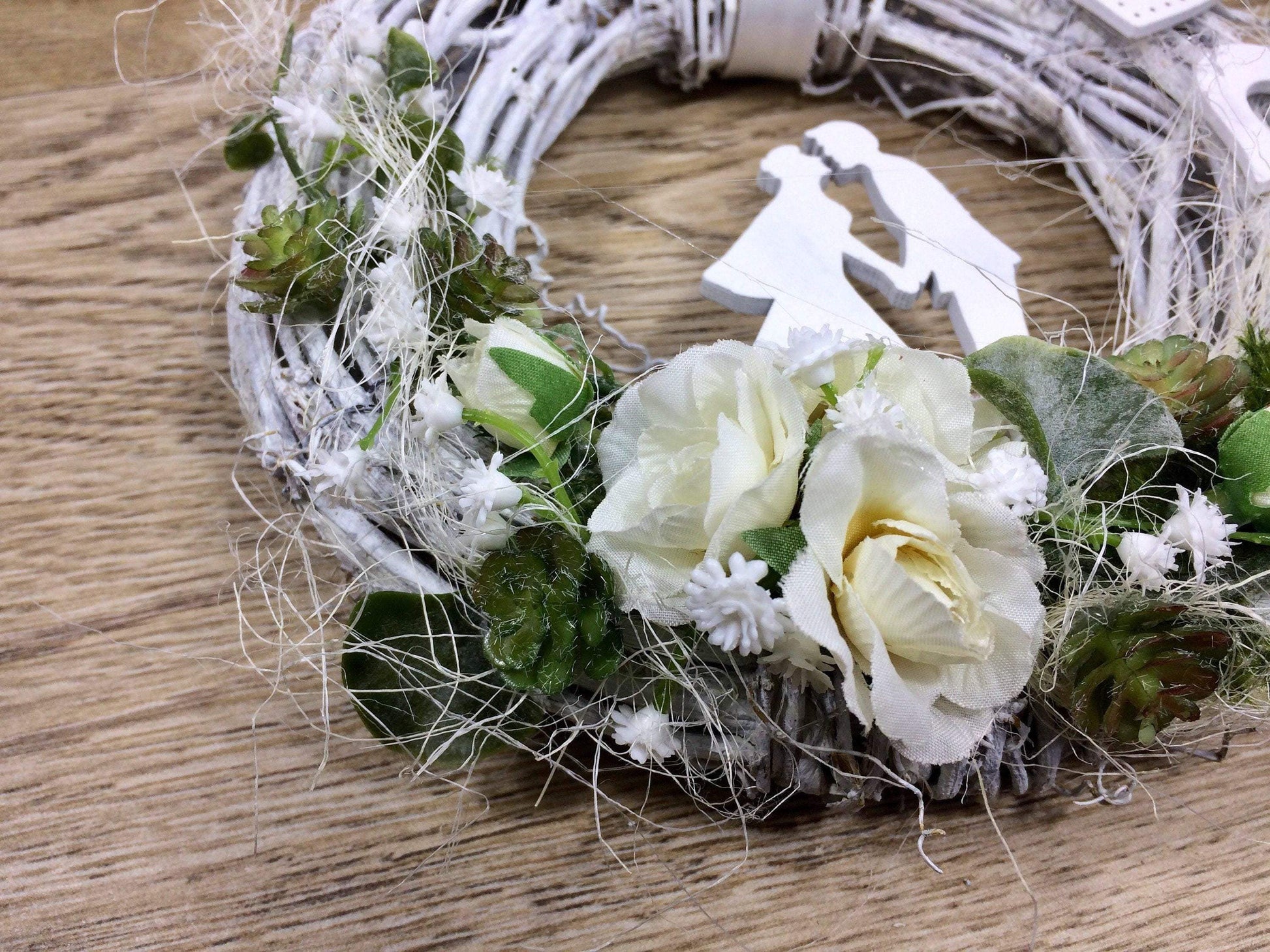 Türkranz 20cm Türdeko Türschmuck Hochzeit Rosen Schleierkraut Hochzeitspaar Weiß SukkulentenModern ganzjährig Tür Schmuck Herbst – handgemacht aus Seiden- und Kunstblumen, langlebig & pflegeleicht von SarahsFlowerStudio