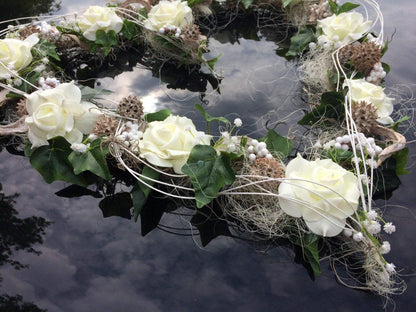 Blumenschmuck fürs Auto Hochzeit – Herzform mit Kunstblumen, detailverliebt