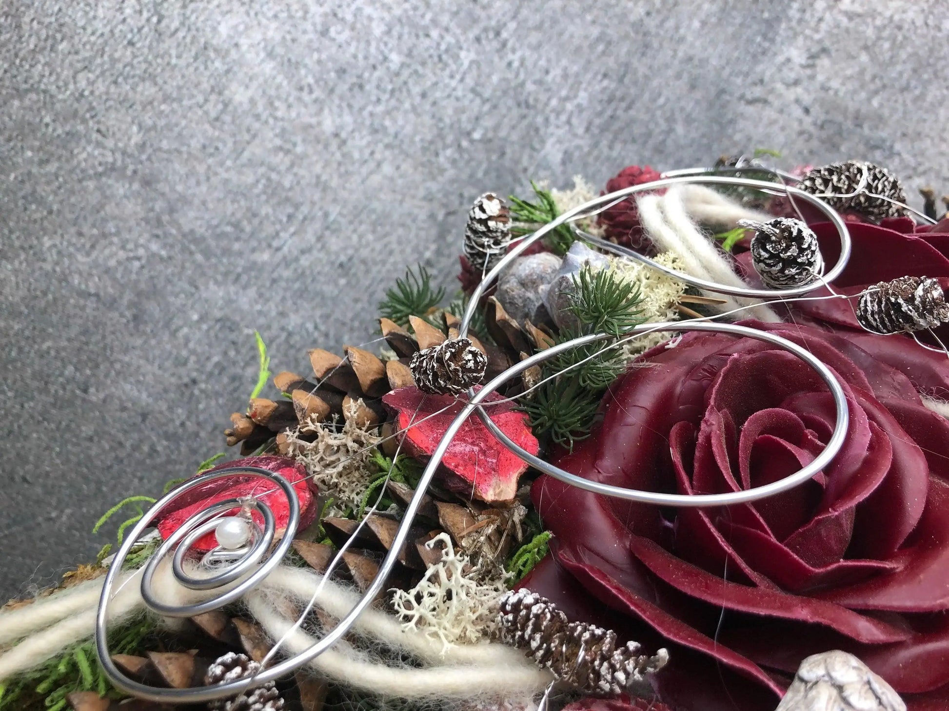 Grabgesteck Grabschmuck Herz Wunschgröße Grabdekoration Grabschmuck Allerheiligen Wachs Rose – handgemacht aus Seiden- und Kunstblumen, langlebig & pflegeleicht von SarahsFlowerStudio