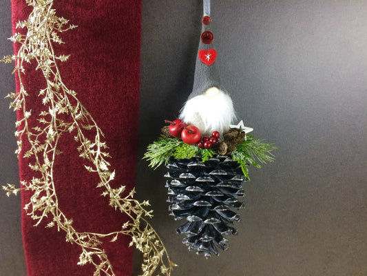 Wichtel mit roter Mütze! Advent Fenster Fensterschmuck Fensterdeko Deko Weihnachten Wichtel Zapfen Wachszapfen – handgemacht aus Seiden- und Kunstblumen, langlebig & pflegeleicht von SarahsFlowerStudio