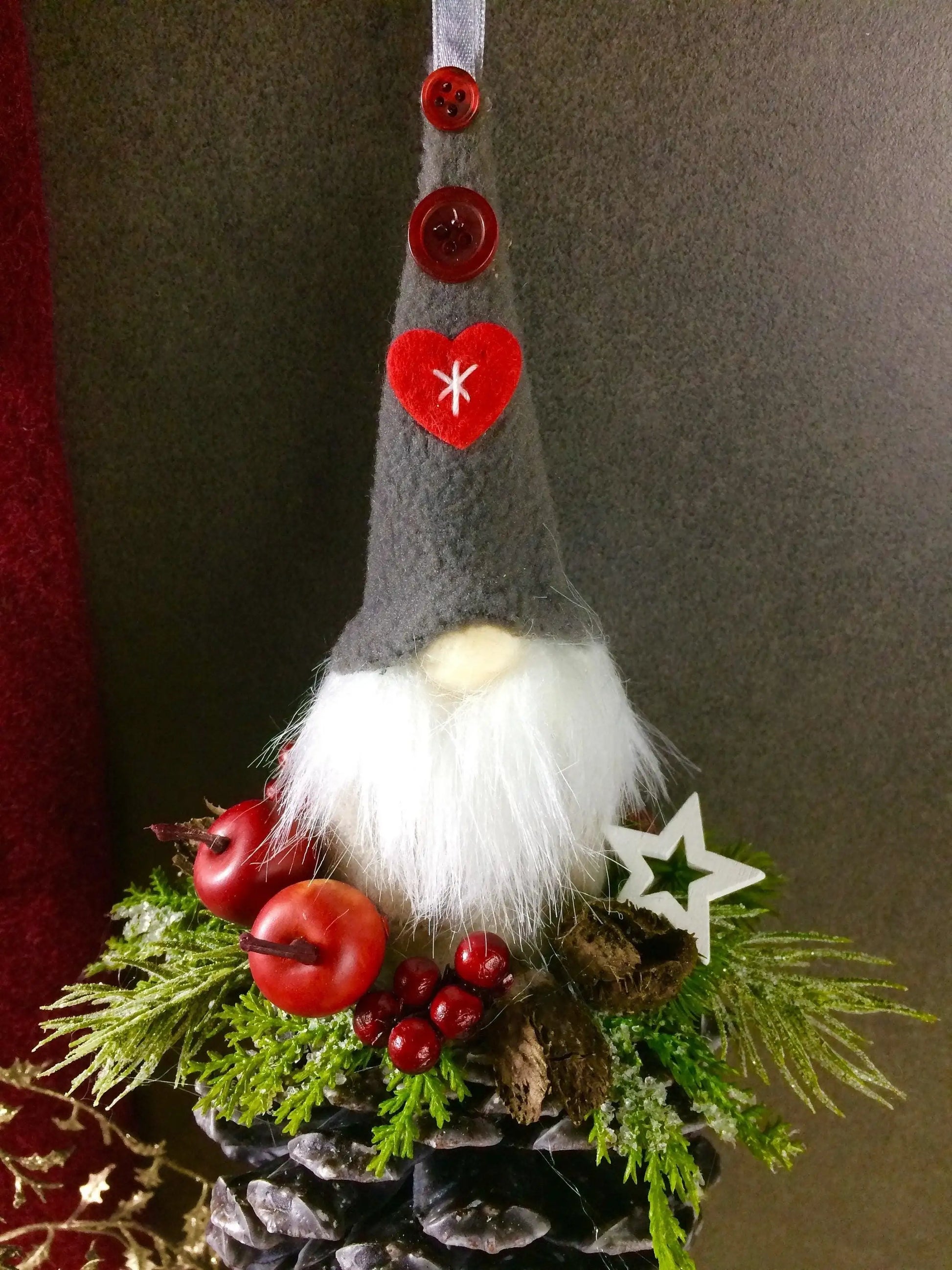 Wichtel mit roter Mütze! Advent Fenster Fensterschmuck Fensterdeko Deko Weihnachten Wichtel Zapfen Wachszapfen – handgemacht aus Seiden- und Kunstblumen, langlebig & pflegeleicht von SarahsFlowerStudio