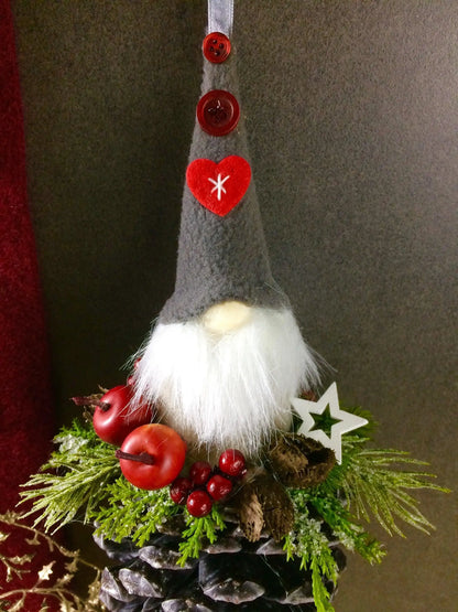 Wichtel mit roter Mütze! Advent Fenster Fensterschmuck Fensterdeko Deko Weihnachten Wichtel Zapfen Wachszapfen – handgemacht aus Seiden- und Kunstblumen, langlebig & pflegeleicht von SarahsFlowerStudio
