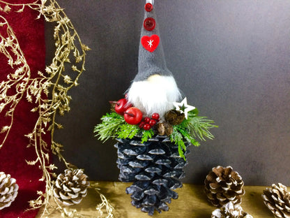 Wichtel mit roter Mütze! Advent Fenster Fensterschmuck Fensterdeko Deko Weihnachten Wichtel Zapfen Wachszapfen – handgemacht aus Seiden- und Kunstblumen, langlebig & pflegeleicht von SarahsFlowerStudio