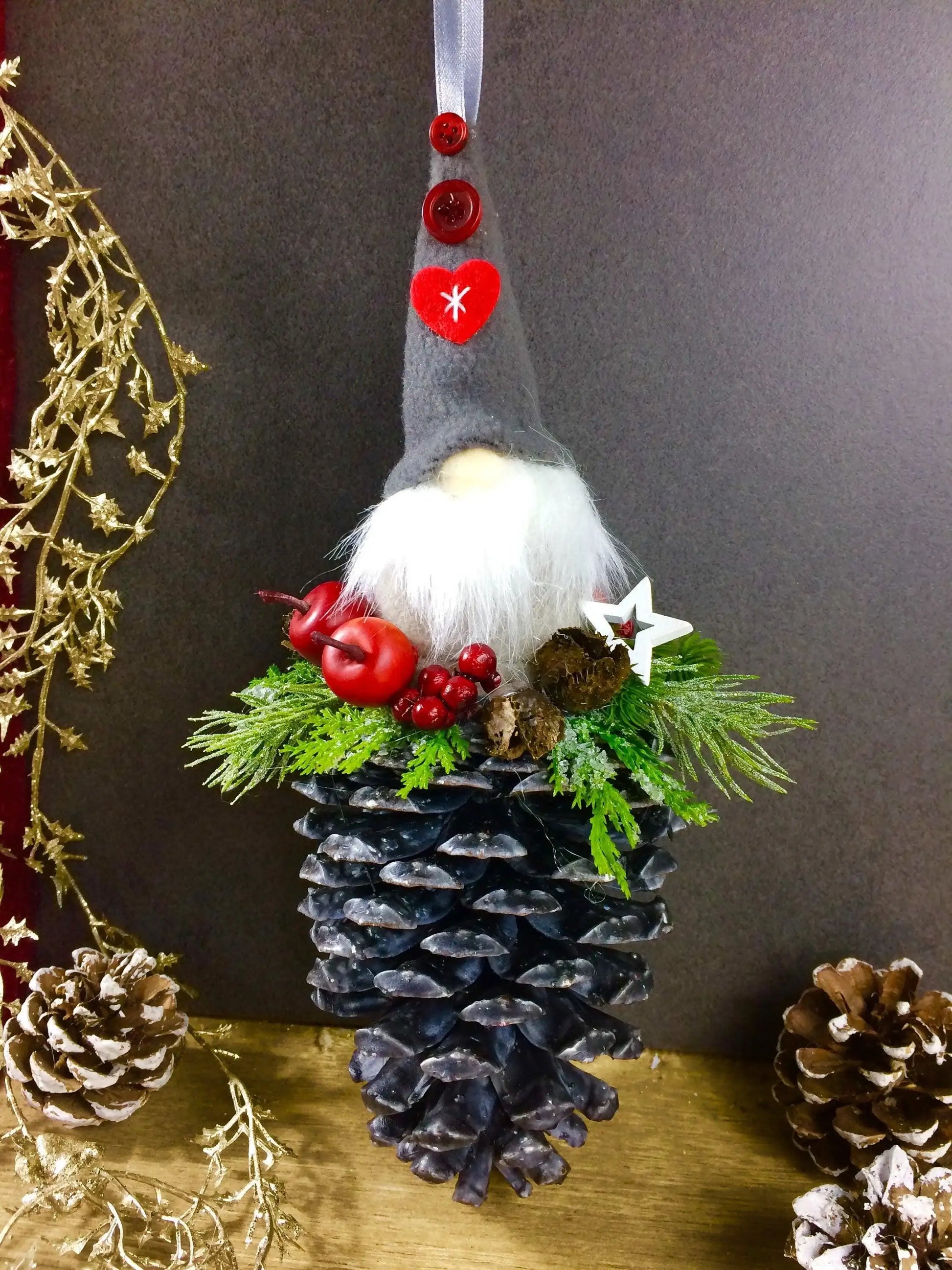 Wichtel mit roter Mütze! Advent Fenster Fensterschmuck Fensterdeko Deko Weihnachten Wichtel Zapfen Wachszapfen – handgemacht aus Seiden- und Kunstblumen, langlebig & pflegeleicht von SarahsFlowerStudio