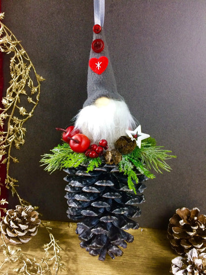 Wichtel mit roter Mütze! Advent Fenster Fensterschmuck Fensterdeko Deko Weihnachten Wichtel Zapfen Wachszapfen – handgemacht aus Seiden- und Kunstblumen, langlebig & pflegeleicht von SarahsFlowerStudio