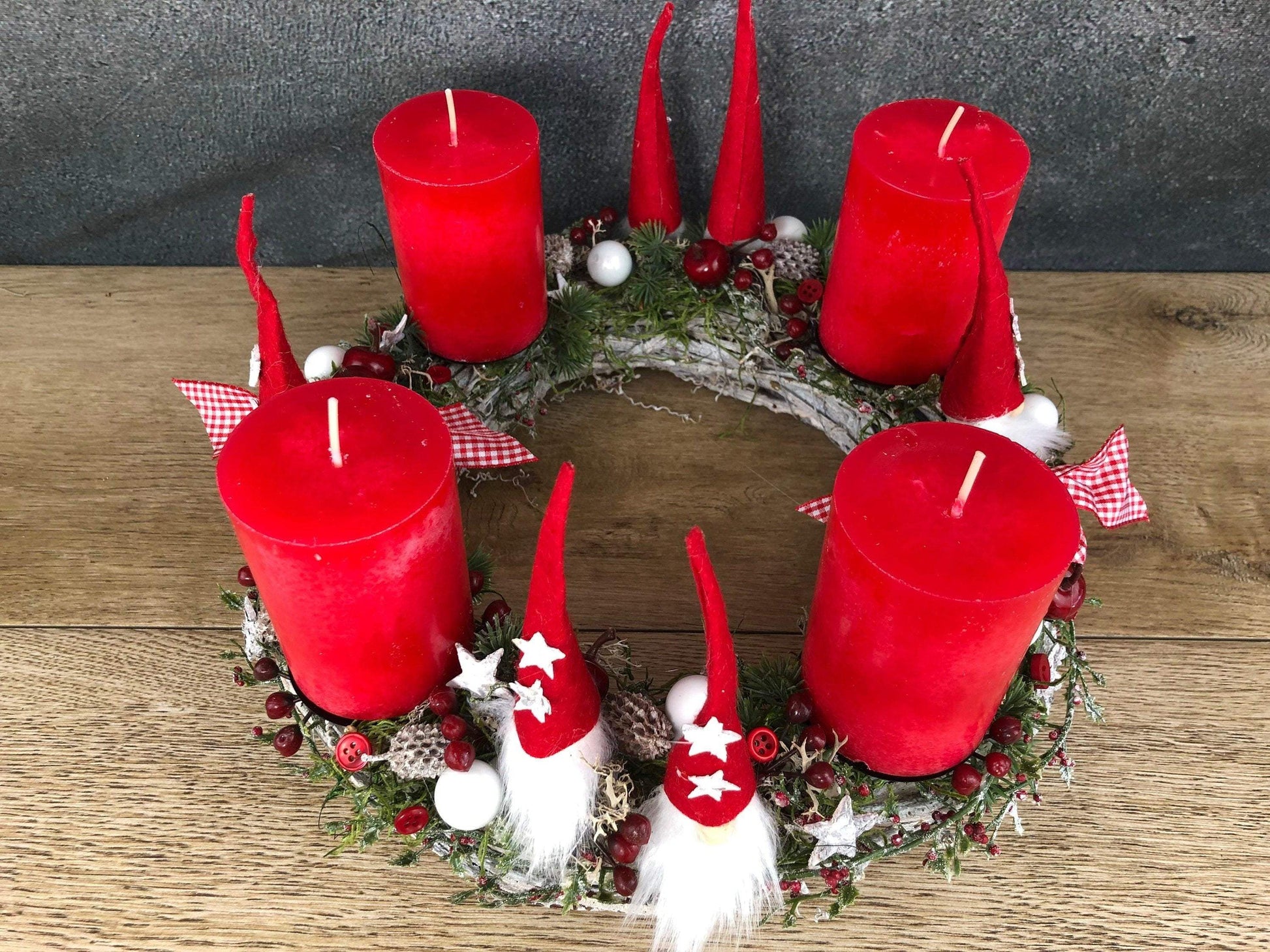 Adventskranz Adventskalender Wichtel Santa Rot Weiß Stern – handgemacht aus Seiden- und Kunstblumen, langlebig & pflegeleicht von SarahsFlowerStudio