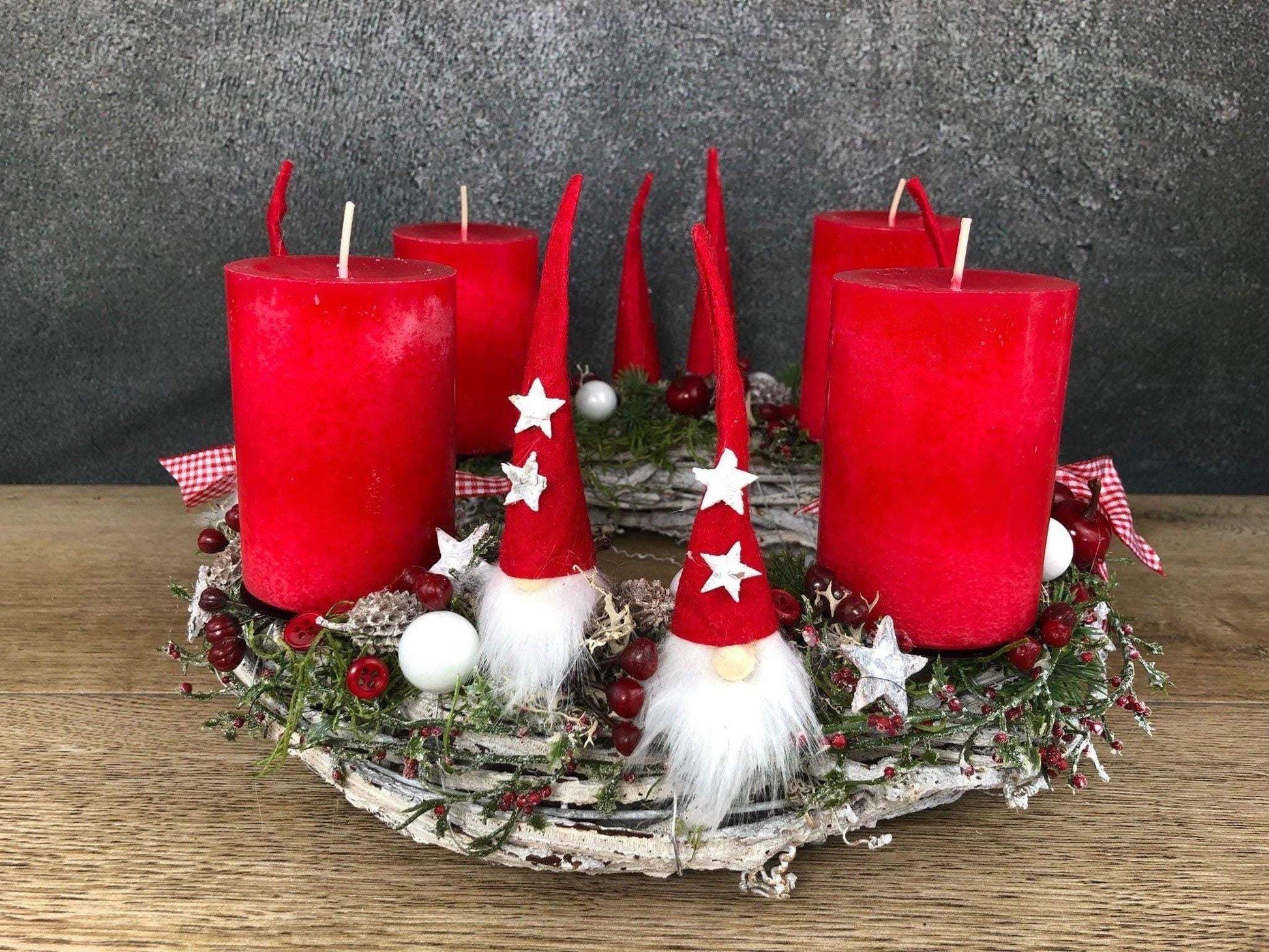 Adventskranz Adventskalender Wichtel Santa Rot Weiß Stern – handgemacht aus Seiden- und Kunstblumen, langlebig & pflegeleicht von SarahsFlowerStudio