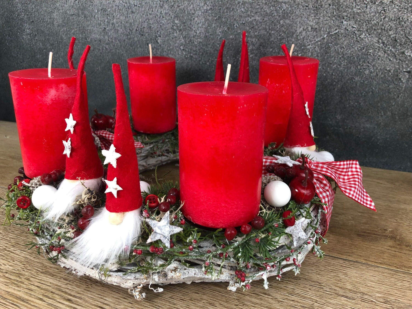 Adventskranz Adventskalender Wichtel Santa Rot Weiß Stern – handgemacht aus Seiden- und Kunstblumen, langlebig & pflegeleicht von SarahsFlowerStudio