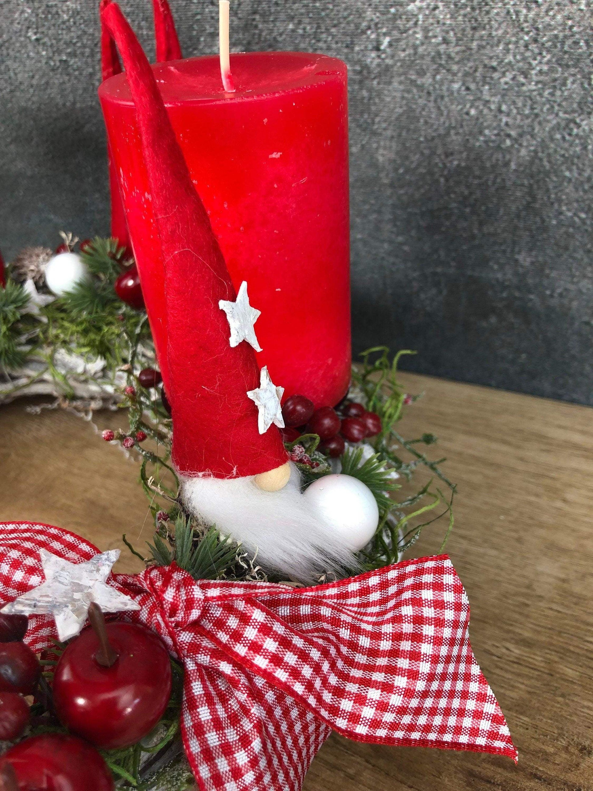 Adventskranz Adventskalender Wichtel Santa Rot Weiß Stern – handgemacht aus Seiden- und Kunstblumen, langlebig & pflegeleicht von SarahsFlowerStudio