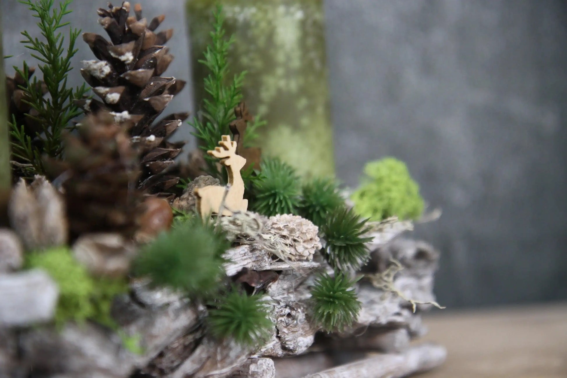 Adventsgesteck Hirsch Modern Länglich Moos Thuja Zapfen Eicheln – handgemacht aus Seiden- und Kunstblumen, langlebig & pflegeleicht von SarahsFlowerStudio