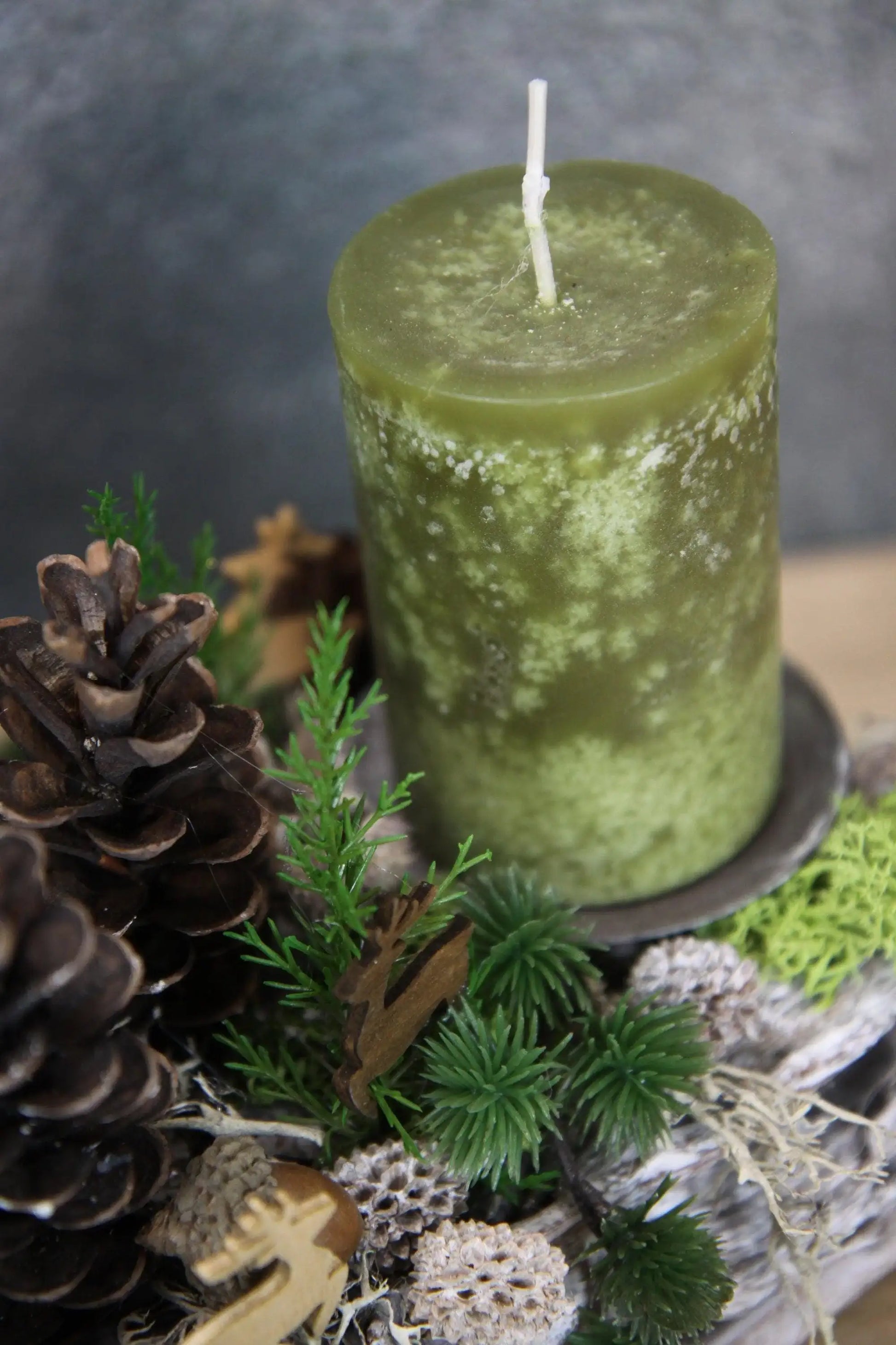Adventsgesteck Hirsch Modern Länglich Moos Thuja Zapfen Eicheln – handgemacht aus Seiden- und Kunstblumen, langlebig & pflegeleicht von SarahsFlowerStudio