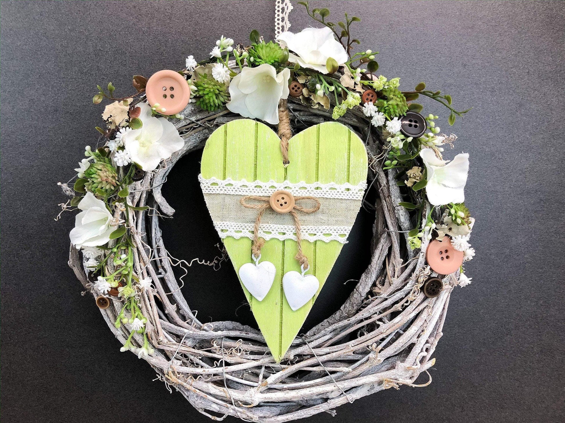 Türkranz Türdeko Türschmuck Frühling Herz Modern ganzjährig Tür Schmuck Eukalyptus Herbst – handgemacht aus Seiden- und Kunstblumen, langlebig & pflegeleicht von SarahsFlowerStudio
