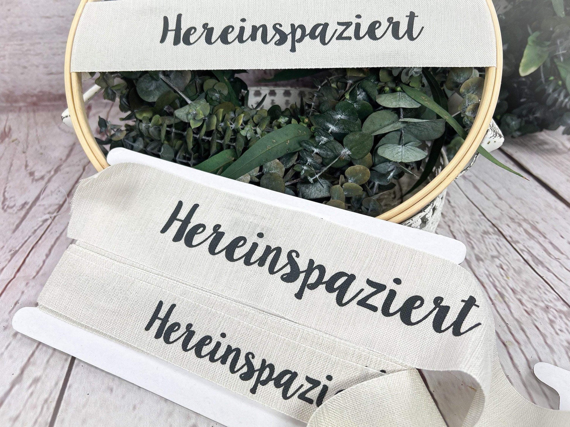 Band Leinenband Hereinspaziert 30cm Leine Spruchband Schrift Schriftband Band Ring Bastelring Basteln Traumfänger Makramee Trockenblumen – handgemacht aus Seiden- und Kunstblumen, langlebig & pflegeleicht von SarahsFlowerStudio