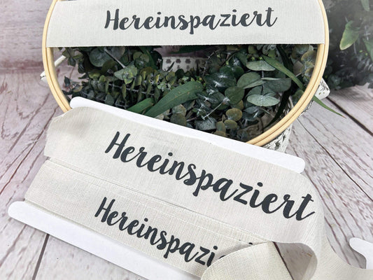 Band Leinenband Hereinspaziert 30cm Leine Spruchband Schrift Schriftband Band Ring Bastelring Basteln Traumfänger Makramee Trockenblumen – handgemacht aus Seiden- und Kunstblumen, langlebig & pflegeleicht von SarahsFlowerStudio