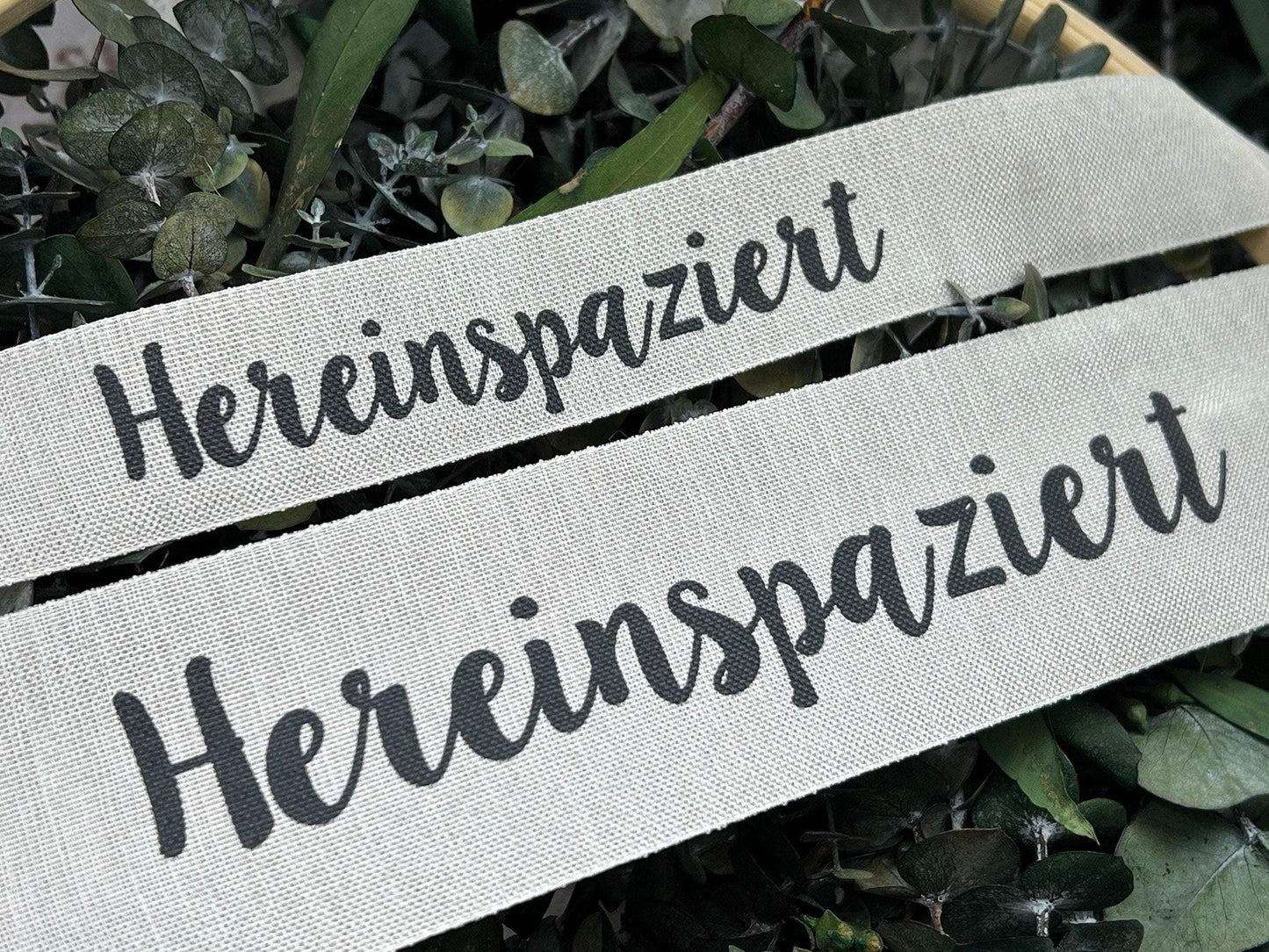 Band Leinenband Hereinspaziert 30cm Leine Spruchband Schrift Schriftband Band Ring Bastelring Basteln Traumfänger Makramee Trockenblumen – handgemacht aus Seiden- und Kunstblumen, langlebig & pflegeleicht von SarahsFlowerStudio