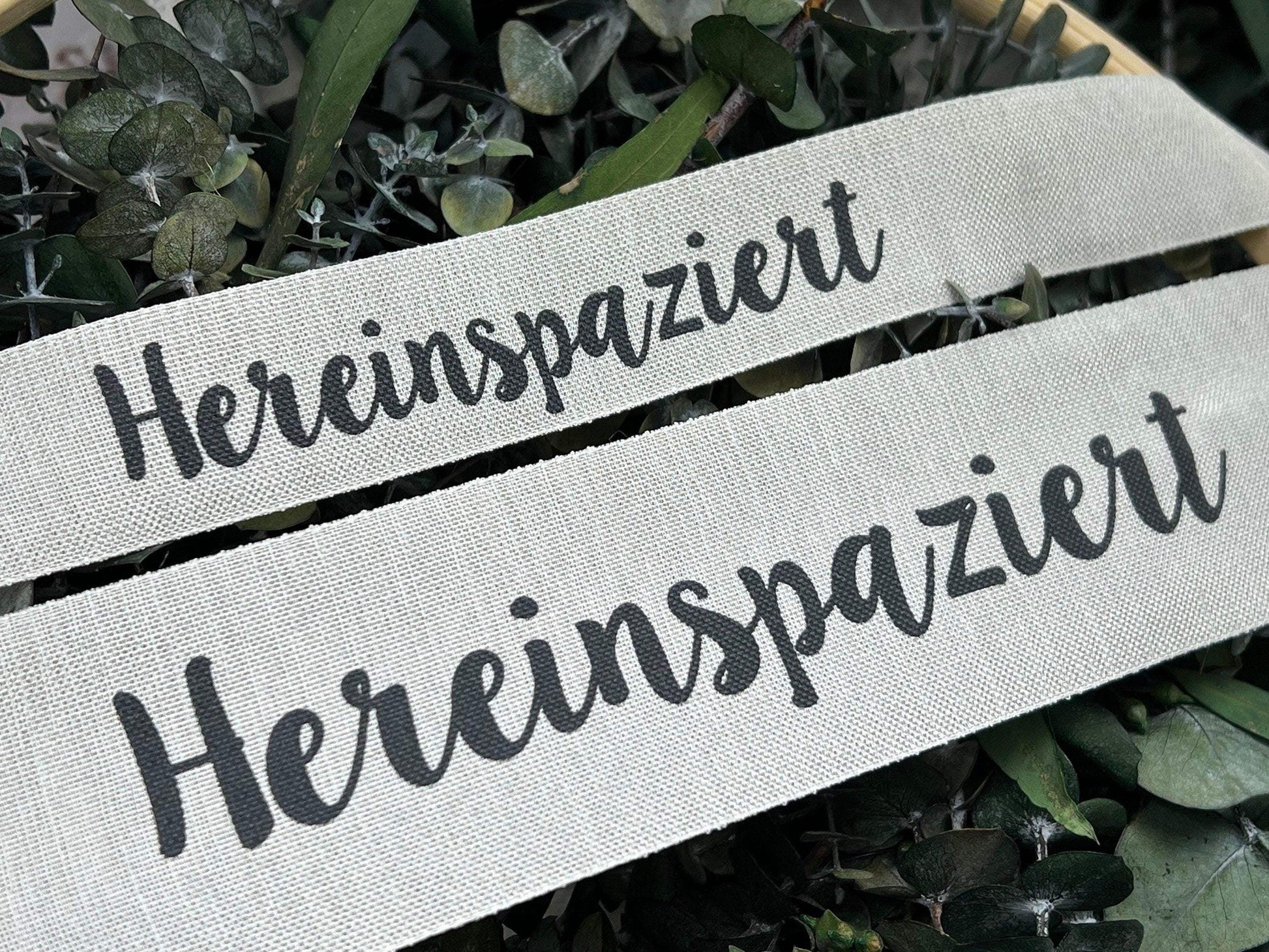Band Leinenband Hereinspaziert 30cm Leine Spruchband Schrift Schriftband Band Ring Bastelring Basteln Traumfänger Makramee Trockenblumen – handgemacht aus Seiden- und Kunstblumen, langlebig & pflegeleicht von SarahsFlowerStudio
