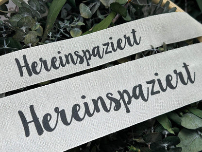 Band Leinenband Hereinspaziert 30cm Leine Spruchband Schrift Schriftband Band Ring Bastelring Basteln Traumfänger Makramee Trockenblumen – handgemacht aus Seiden- und Kunstblumen, langlebig & pflegeleicht von SarahsFlowerStudio