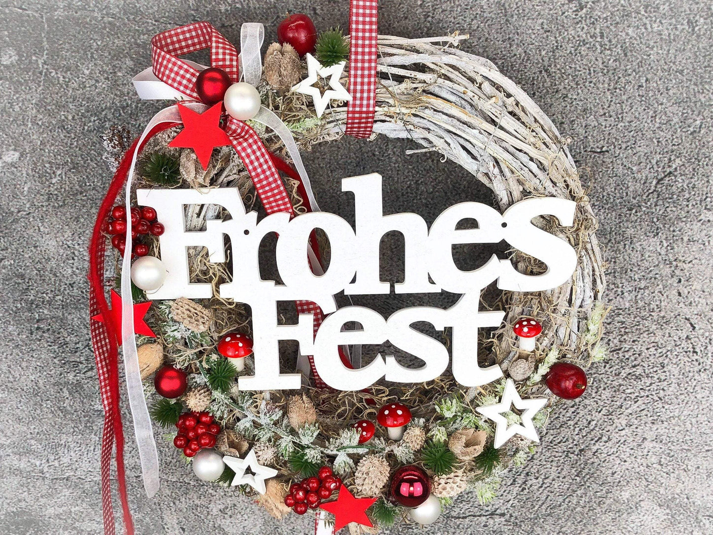 Türkranz Frohes Fest Türschmuck Weihnachten Weidenkranz Zapfen Kugeln Stern Apfel Knöpfe Tanne Band Modern – handgemacht aus Seiden- und Kunstblumen, langlebig & pflegeleicht von SarahsFlowerStudio