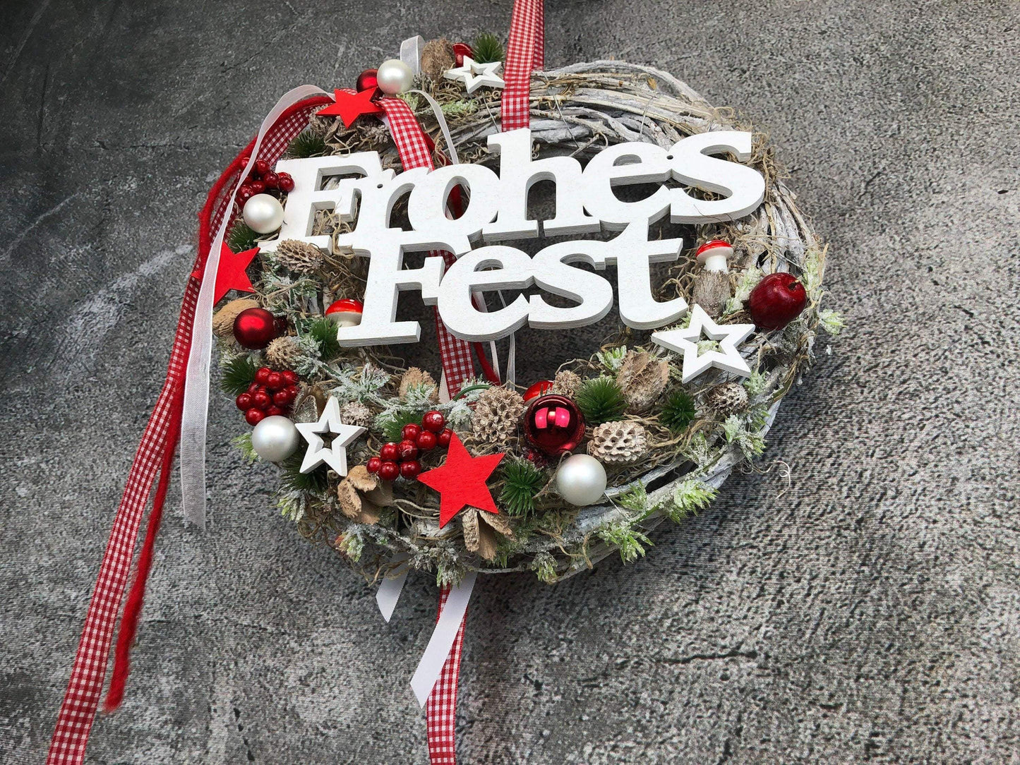 Türkranz Frohes Fest Türschmuck Weihnachten Weidenkranz Zapfen Kugeln Stern Apfel Knöpfe Tanne Band Modern – handgemacht aus Seiden- und Kunstblumen, langlebig & pflegeleicht von SarahsFlowerStudio