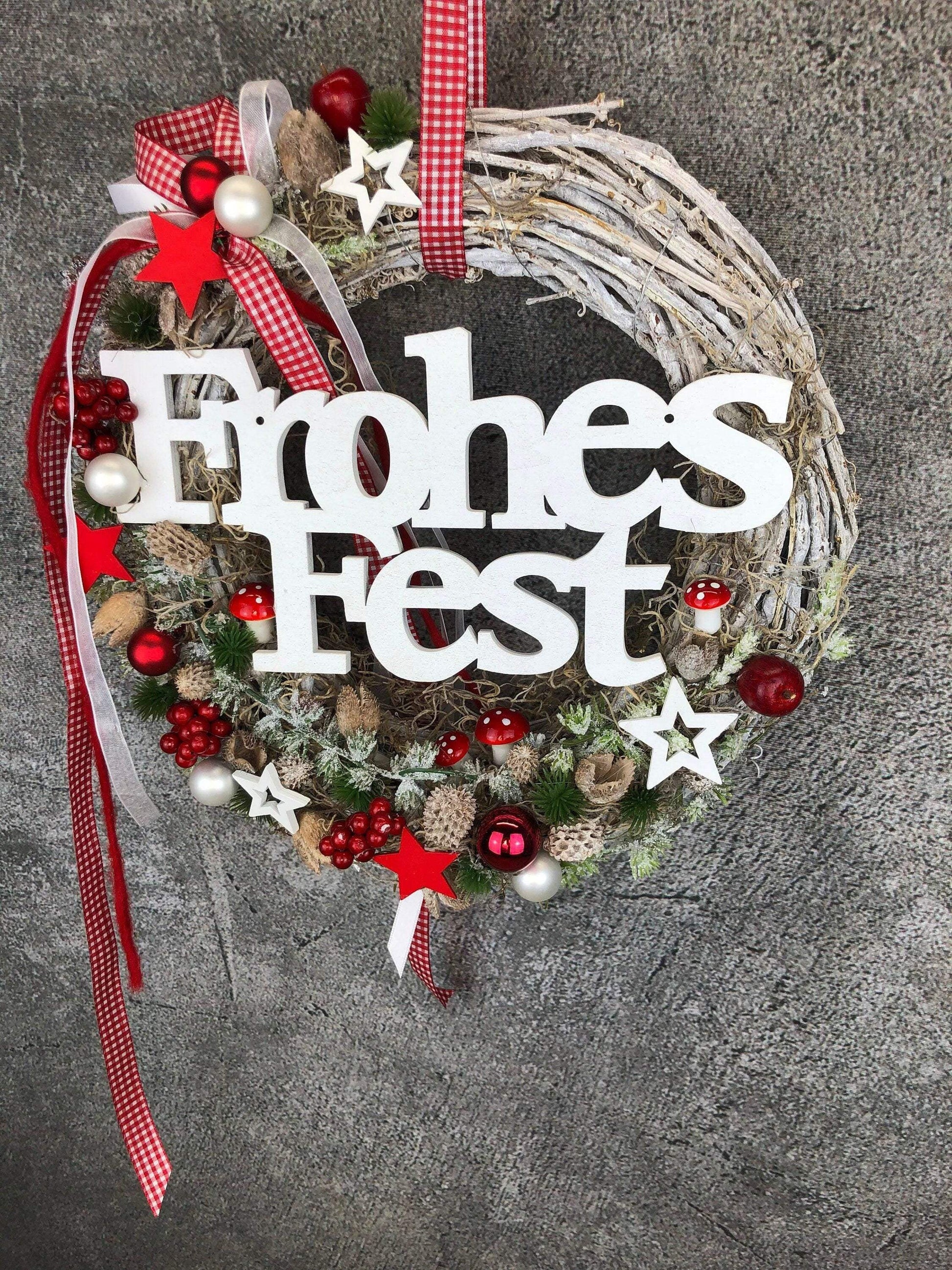 Türkranz Frohes Fest Türschmuck Weihnachten Weidenkranz Zapfen Kugeln Stern Apfel Knöpfe Tanne Band Modern – handgemacht aus Seiden- und Kunstblumen, langlebig & pflegeleicht von SarahsFlowerStudio