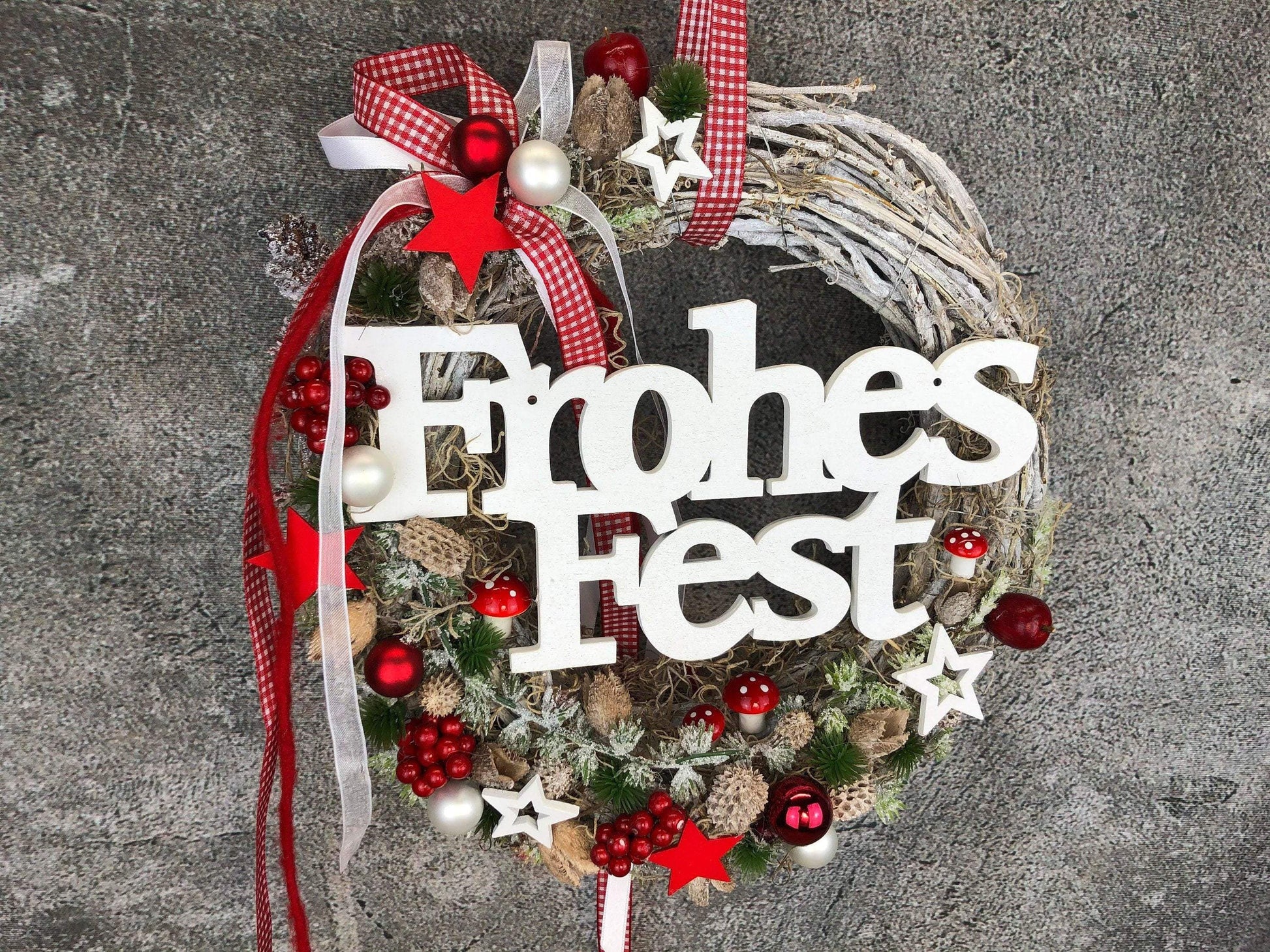 Türkranz Frohes Fest Türschmuck Weihnachten Weidenkranz Zapfen Kugeln Stern Apfel Knöpfe Tanne Band Modern – handgemacht aus Seiden- und Kunstblumen, langlebig & pflegeleicht von SarahsFlowerStudio
