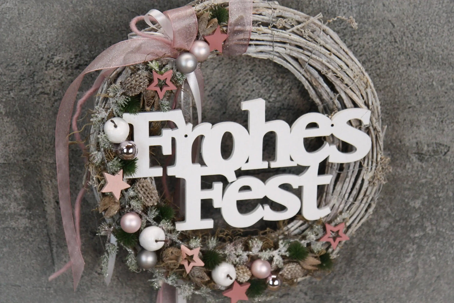 Türkranz Frohes Fest Türschmuck Weihnachten Weidenkranz Zapfen Kugeln Stern Apfel Knöpfe Tanne Band Modern – handgemacht aus Seiden- und Kunstblumen, langlebig & pflegeleicht von SarahsFlowerStudio