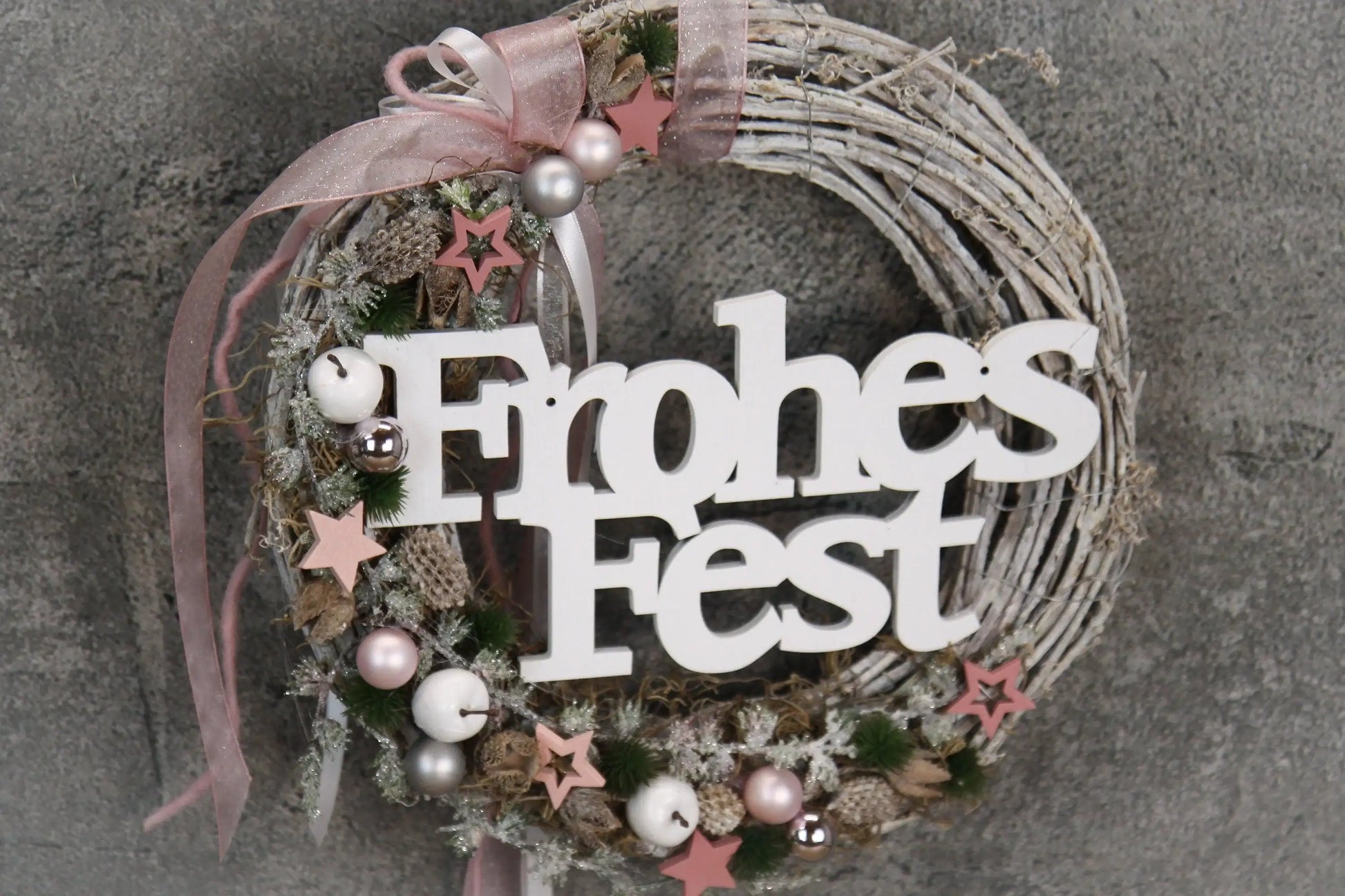 Türkranz Frohes Fest Türschmuck Weihnachten Weidenkranz Zapfen Kugeln Stern Apfel Knöpfe Tanne Band Modern – handgemacht aus Seiden- und Kunstblumen, langlebig & pflegeleicht von SarahsFlowerStudio