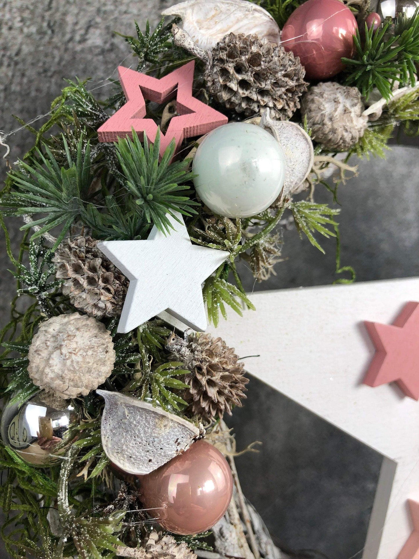 Türkranz Stern Advent Kranz Rosa Stern Türdekoration Weihnachten Weidenkranz – handgemacht aus Seiden- und Kunstblumen, langlebig & pflegeleicht von SarahsFlowerStudio