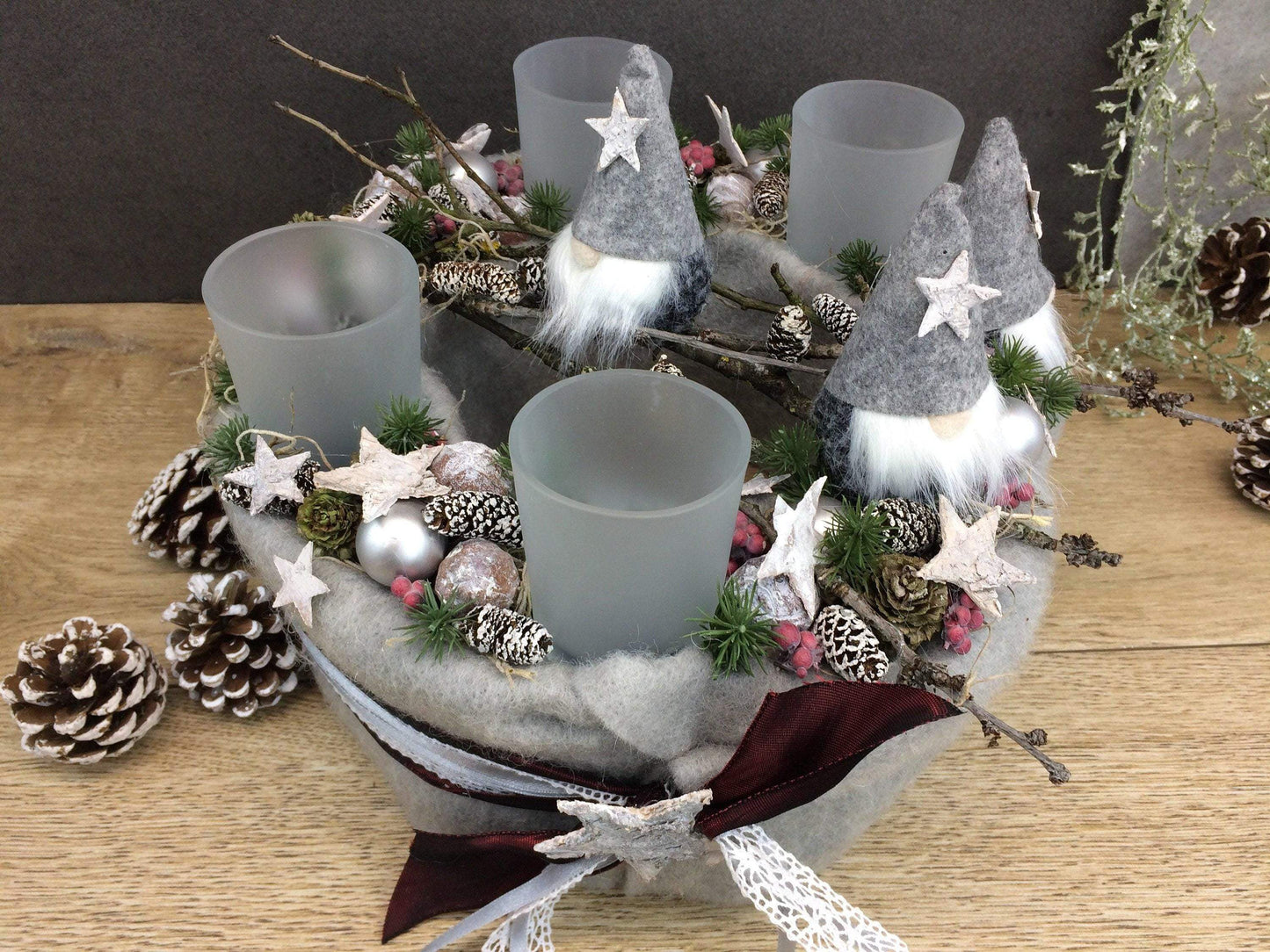 Adventskranz Adventskalender 25cm Wichtel Sterne Teelichter KerzenKugeln Beeren Zapfen Spitzenband Wichtel Gnome Santa Claus Weihnachtsmann – handgemacht aus Seiden- und Kunstblumen, langlebig & pflegeleicht von SarahsFlowerStudio
